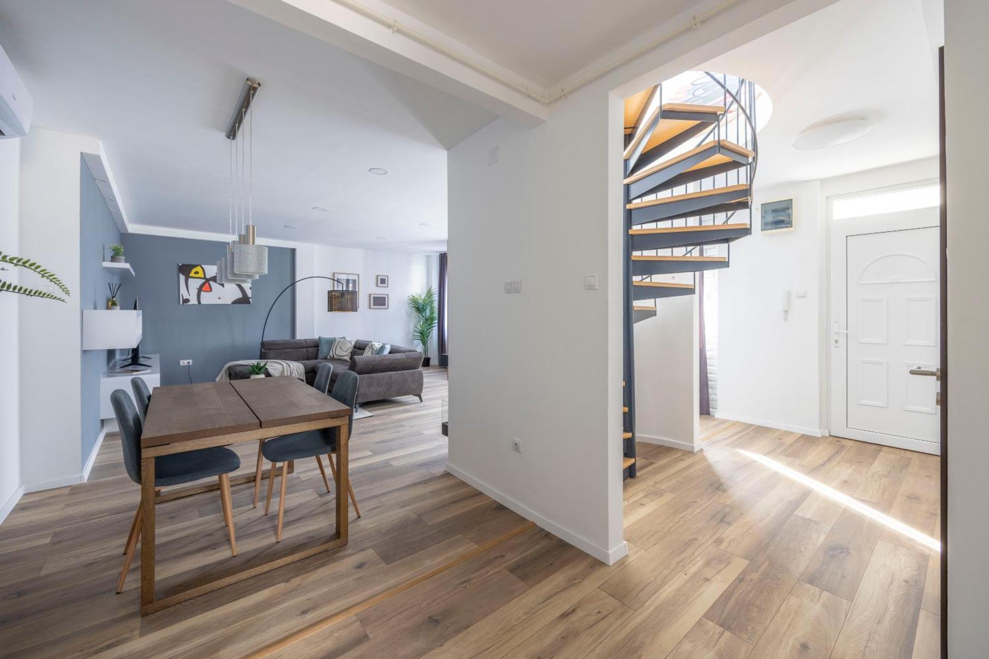 Exclusive & Central Duplex Residence By Prestige Homes — Photos 3